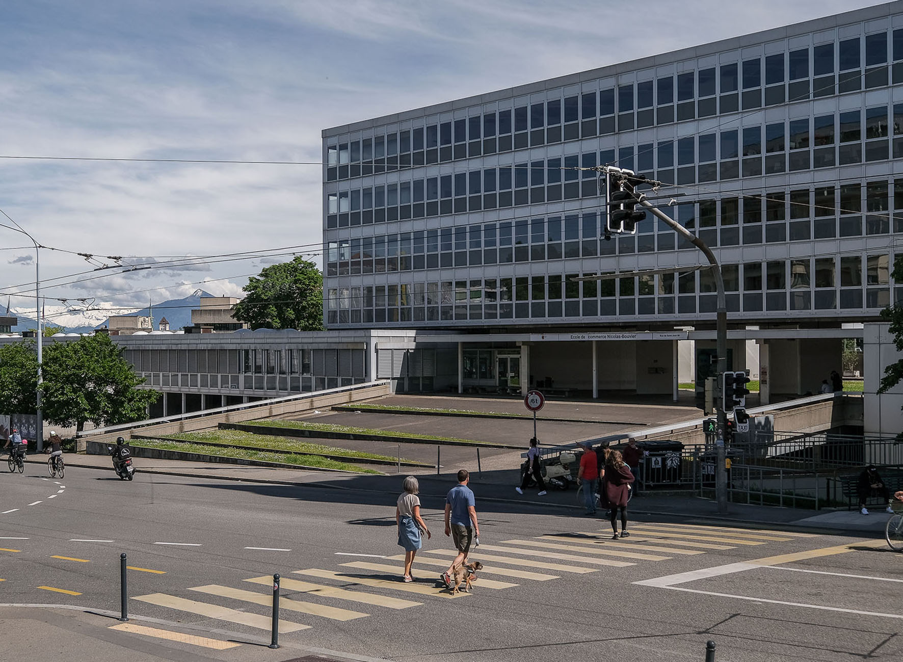 Photographie de la façade et du sol de l'école Nicolas Bouvier réalisée par le bureau l'atelier des promenades